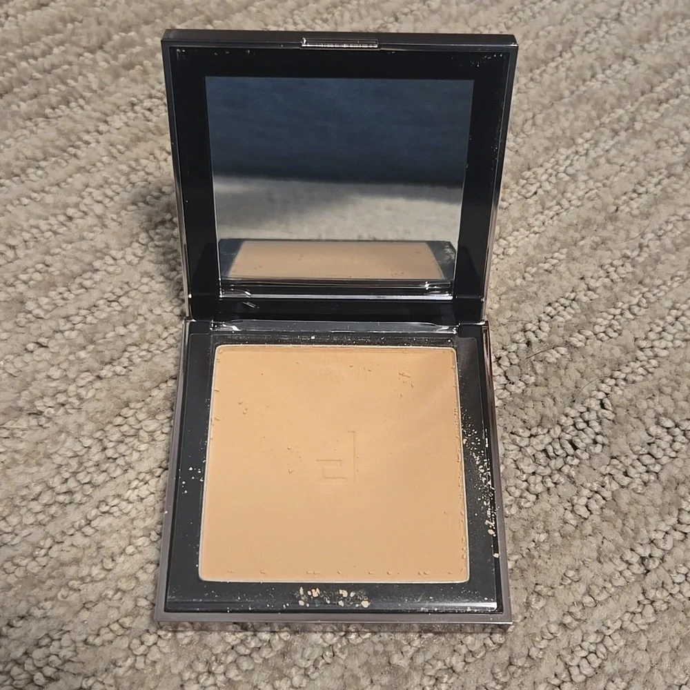 NWOT Doucce Cache Creme Powder Foundation NL1